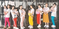 参加2018母乳喂养快闪公益活动的部分母婴。广州日报全媒体记者廖雪明 摄 - 新浪广东