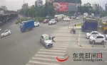 司机姜某撞倒正在路中央执勤的辅警 视频截图 - 新浪广东