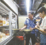 7月26日，食药监局工作人员在维港星光港式小厨检查。资料图 记者 李梦颖 摄 - 新浪广东