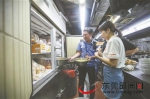 7月26日，食药监局工作人员在维港星光港式小厨检查。资料图 记者 李梦颖 摄 - 新浪广东