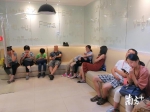 一校外培训机构的休息区，家长们正等着孩子们下课。 - 广东大洋网