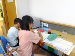中午休息时间，学生正在校外培训机构做作业，等待下午的课程。 - 广东大洋网