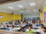 一校外培训机构教学点的教室内，学生们正在上课，家长们在陪读。 - 广东大洋网