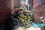 ■城中村内乱停放的共享单车时常影响了当地商户经营和居民生活。 - 新浪广东