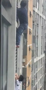 这就是父爱！7岁男孩悬在七楼窗外，爸爸一个举动让人心惊肉跳 - News.Timedg.Com