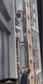 这就是父爱！7岁男孩悬在七楼窗外，爸爸一个举动让人心惊肉跳 - News.Timedg.Com