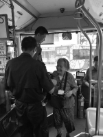 90岁婆婆坐公交不知回家路 80路车两司机接力助其回家 - 广东大洋网