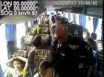 因不肯系安全带 广州一大学生把大巴司机推翻在地 - 新浪广东