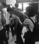 女乘客昏倒地铁站 站务员助其转危为安 - 广东大洋网