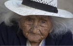 世界最长寿老人在屋外弹唱令人称奇 至今未婚未育 - News.Timedg.Com