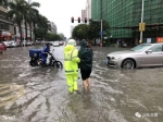汕头市多路段出现积水 交警迅速启动应急预案 - 新浪广东