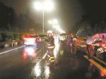 民警在暴雨夜坚守街头。 - 新浪广东