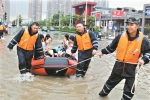 消防官兵用救生艇转移受困群众。 - 新浪广东