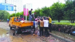▲暴雨过后，长安镇市政部门在清理路面 长安供图 - 新浪广东