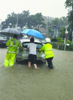 ▲特大暴雨期间，长安安排大量警力出警救助 长安供图 - 新浪广东