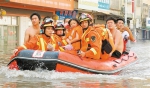 ▲潮阳救灾现场。　　◀救援人员用橡皮艇救出受灾群众。 - 新浪广东