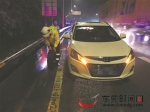 ▲铁骑队员正在帮忙换轮胎 交警供图 - 新浪广东