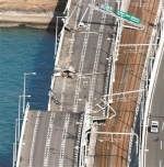 9月5日，日本大阪，遭到油轮撞击的桥梁。@视觉中国 - 新浪广东