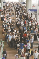 机场内被困的旅客。@视觉中国 - 新浪广东