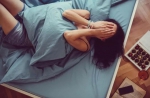 躺床上玩手机 姑娘突然看到床底露出一只男人的脚 - News.Timedg.Com