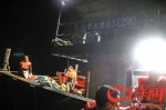 货船触礁，渔政执法人员进行救助 - 新浪广东