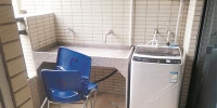 洗衣机已被安装在宿舍阳台一角。 - 新浪广东