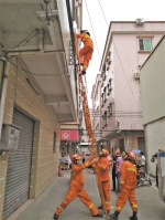 消防队员借助消防梯爬到事发房间的窗口位置。 - 新浪广东