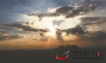 ▲昨天傍晚，天空出现绚丽的云彩 记者 陈帆 摄于南城 - 新浪广东