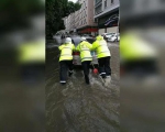 揭阳的交警和环卫等部门在风雨过后是这样做的 - 新浪广东