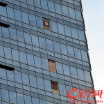 大楼南面高层处三个玻璃窗缺损 记者梁怿韬摄 - 新浪广东