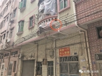 惊险！10月大男婴悬挂二楼外电缆 警民齐心拉垫接住 - 新浪广东