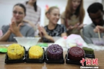 外国留学生自制月饼 体验中国传统中秋文化 - News.Timedg.Com