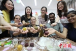 外国留学生自制月饼 体验中国传统中秋文化 - News.Timedg.Com
