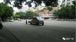 揭阳市区一小贩摆摊摆到路中间 严重影响交通秩序 - 新浪广东