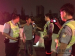 国庆假期，东莞高速交警深夜在草地里找车钥匙，所为何事？ - News.Timedg.Com