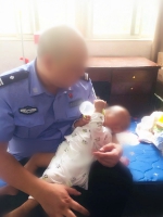 怒！男子用婴儿作掩护偷手机 暖！办案警察客串临时“奶爸” - 广东大洋网