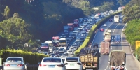昨日，京港澳高速，左侧南下的车流明显增多，部分路段出现拥堵。广州日报全媒体记者 廖雪明 摄 - 新浪广东