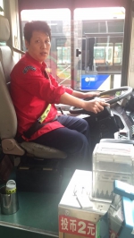 最美逆行！他驾公交闯红灯，只为救被食物堵塞气管的女孩 - 广东大洋网