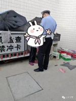 一小孩不愿上学 途中挣脱奶奶溜走 结果遇上警察叔叔 - 新浪广东