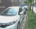 揭阳一市民小车停在路边过夜 车身无故遭划伤 - 新浪广东