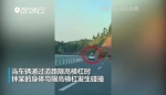 13岁少年身体探出轿车天窗 撞限高栏当场身亡 - 新浪广东