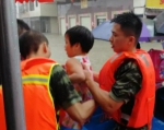 普宁老夫妇和一群孙被困洪水中 消防队及时救援 - 新浪广东
