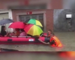 普宁老夫妇和一群孙被困洪水中 消防队及时救援 - 新浪广东