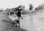 1980年代初，龙湖沟边捕鱼场景照片，王瑞忠摄 - 新浪广东