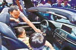 一位父亲在给孩子讲解车内的按钮。广州日报全媒体记者王燕 摄 - 新浪广东