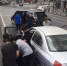 深圳警方在东莞将一辆车的车窗砸开 抓走2人 - 新浪广东