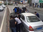 深圳警方在东莞将一辆车的车窗砸开 抓走2人 - 新浪广东