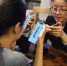 资料图：用户正在使用手机。中新社记者 刘冉阳 摄 - 新浪广东