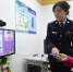 资料图：在邯郸市苏曹派出所，一市民体验“身份证自助满意拍系统”。 - 新浪广东