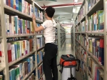 我校图书馆开展馆内除尘工作 - 广东科技学院